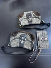 Load image into Gallery viewer, Vintage Coach set #6818 & #F10925 with SIGNATURE BUCKLE SOHO WRISTLET #40585