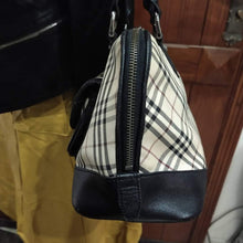 Load image into Gallery viewer, Burberry Vintage Nova Check Pocket Shoulder Bag (SHF-11692)