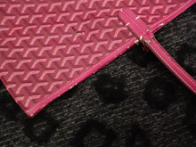 Load image into Gallery viewer, Goyard St. Louis PM tote bag in red with pouch