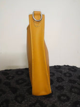 Load image into Gallery viewer, Hermès Vintage Leather Evelyne Fjord Brown Leather Shoulder Bag