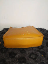 Load image into Gallery viewer, Hermès Vintage Leather Evelyne Fjord Brown Leather Shoulder Bag