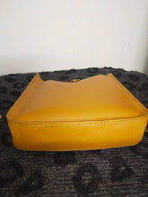 Load image into Gallery viewer, Hermès Vintage Leather Evelyne Fjord Brown Leather Shoulder Bag