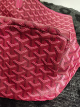 Load image into Gallery viewer, Goyard St. Louis PM tote bag in red with pouch
