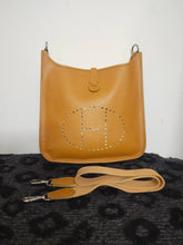 Load image into Gallery viewer, Hermès Vintage Leather Evelyne Fjord Brown Leather Shoulder Bag
