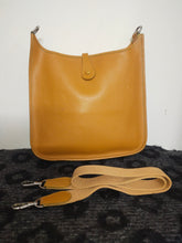 Load image into Gallery viewer, Hermès Vintage Leather Evelyne Fjord Brown Leather Shoulder Bag
