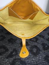 Load image into Gallery viewer, Hermès Vintage Leather Evelyne Fjord Brown Leather Shoulder Bag

