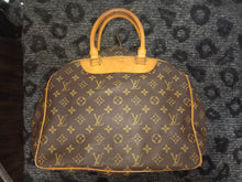 Load image into Gallery viewer, Louis Vuitton Deauville Purse/Bag Monogram AS0998
