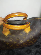 Load image into Gallery viewer, Louis Vuitton Monogram Canvas Leather Speedy 30 cm Bag TH0947
