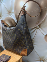 Load image into Gallery viewer, 1990s Louis Vuitton Boulogne monogram 30 shoulder bag
