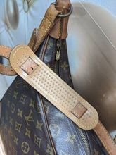 Load image into Gallery viewer, 1990s Louis Vuitton Boulogne monogram 30 shoulder bag
